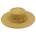 Nahaufnahme der Wollfilzhut-Krempe mit Ripsband und Schleife im französischen Stil - Camel