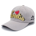 Berretto da baseball grigio con ricamo Sweetie dorato e cuore rosso su sfondo bianco - Grigio