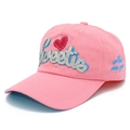 Dettaglio di un cappellino rosa con ricamo glitter Sweetie e un cuore di paillettes rosse - Rosa