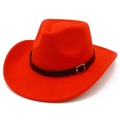 Dettaglio di un cappello da cowboy rosso con cintura in pelle nera e fibbia in metallo argento - Rosso