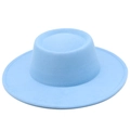 Vue détaillée du chapeau en feutre bleu clair montrant la couture fine sur le bord plat - Taille unique / Rose bonbon