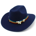 Dettaglio del cappello in lana blu scuro con nastro intrecciato colorato e perle bianche - Taglia unica / Blu scuro