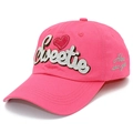Gros plan sur la casquette rose avec broderie Sweetie et motif cœur à paillettes - Rose rouge