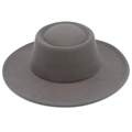 Détail du chapeau en feutre de laine gris foncé montrant les coutures et le bord plat - Taille unique / Gris