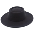 Vue détaillée du chapeau en feutre noir à bord plat montrant la texture laineuse - Taille unique / Gris clair