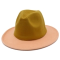 Dettaglio di un cappello fedora bicolore in lana con corona gialla e tesa larga rosa - Polvere di palma