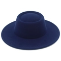 Détail d'un chapeau canotier bleu marine en laine avec coutures renforcées sur bord large - Taille unique / Bleu clair