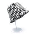 Dettaglio della fantasia pied-de-poule vintage e trama in lana morbida su un cappello bucket - Taglia unica / Nero & Bianco