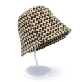 Dettaglio della trama pied-de-poule marrone su un cappello a secchiello in lana autunnale - Taglia unica / Nero e Giallo