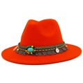 Détail chapeau en feutre orange avec ruban ethnique, pierre turquoise et pendentifs - Rouge Orangé