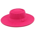 Detail eines fuchsiafarbenen Wollhutes mit breiter Krempe und passendem dekorativem Band - Rosarot