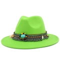 Détail d'un chapeau fedora vert néon avec bande tressée bohème et accent de turquoise - Vert Fluorescent