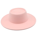 Vue détaillée du sommet plat et du bord de ce chapeau canotier rose en feutre - Taille unique / Rose
