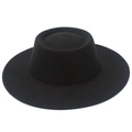 Gros plan détaillé d'un chapeau en feutre de laine noir montrant la calotte et le bord plat - Taille unique / Noir