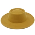 Makroaufnahme der flachen Krone und der breiten Krempe dieses gelben Vintage-Flachhutes - Einheitsgröße / Khaki