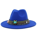 Détail d'un chapeau fedora bleu avec bande ethnique en perles, turquoise et glands - Bleu royal