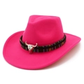 Détail d'un chapeau fedora rose avec ruban ethnique et ornement tête de taureau - Rose rouge