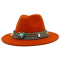 Détail d'un fedora orange avec bande perlée ethnique, pierre turquoise et franges de pièces - Orange Foncé