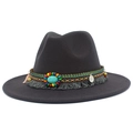 Détail d'un chapeau de cowboy avec bande tressée ethnique, turquoise et gland gris - Gris clair