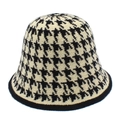 Dettaglio del cappello a secchiello in maglia pied de poule bianco e nero di qualità - Taglia unica / Nero