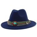Détail d'un chapeau en feutre bleu marine avec bande ethnique tissée, turquoise et franges - Bleu clair