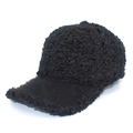 Detail einer schwarzen Teddy-Fleece-Baseballkappe mit weichem Lammfell-Look und Wildlederschirm - Einheitsgröße / Schwarz