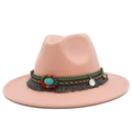 Détail de chapeau Fedora rose avec pierre turquoise, ruban tissé et pompons à franges - Rose chair