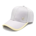 Dettaglio di un cappello da baseball regolabile con un emblema metallico del logo M - Argento