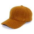 Dettaglio del cappello da baseball in pile giallo zenzero con texture morbida e visiera - Taglia unica / Caramello