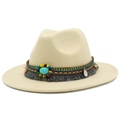 Détail d'un chapeau fedora avec perles ethniques, pierre turquoise et ruban à franges - Poche zippée