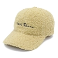 Detalle de gorra de béisbol de lana beige con elegante bordado en cursiva negra fina - Beige
