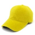 Dettaglio della consistenza in finta pelliccia gialla di un caldo cappello invernale da donna - Giallo