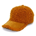 Detail der kamelfarbenen Fleece-Baseballkappe mit flauschiger Textur und Wildleder-Schirm - Einheitsgröße / Karamellbraun