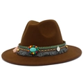 Détail du chapeau de cowboy avec perles turquoise et ruban tressé de style bohème - Café