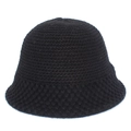 Detalle macro del gorro de pescador de punto negro con textura gruesa de lana tejida - Talla única / Negro