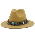 Détail d'un chapeau fedora en feutre kaki avec pierre turquoise et bandeau bohème - Chameau