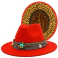 Detail eines roten Fedora-Hutes mit Leopardenmuster-Futter und Boho-Perlen-Quastenband - Einheitsgröße / Rot