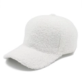 Dettaglio della texture sherpa bianca di un caldo berretto da baseball per l'inverno - Taglia unica / Bianco