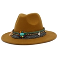 Détail d'un chapeau fedora camel avec ruban ethnique tissé, turquoise et pompons latéraux - Marron