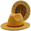 Detail eines gelben Filzhuts mit Leopardenmuster-Futter und Nietband aus Leder - Khaki