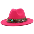 Détail d'un chapeau fedora en laine rose avec ruban bohème perlé et pierre turquoise - Rose rouge