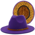 Detailansicht des lila Fedora-Hutes mit Leopardenmuster-Futter und Ledergürtelschnalle - Lila