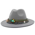 Détail du chapeau en feutre gris avec perle turquoise, pompons et ruban ethnique - Gris