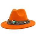 Détail d'un chapeau fedora orange avec perles turquoise et ruban bohème à franges - Orange