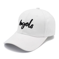 Detailaufnahme der schwarzen Angels-Stickerei auf einer hochwertigen weißen Baseballkappe - Einheitsgröße / Weiß