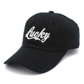 Detalle del bordado Lucky blanco en una gorra de béisbol de algodón negro - Negro