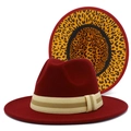 Detalle de sombrero fedora burdeos con forro de leopardo y banda de rayas en el ala ancha - Talla única / Burdeos