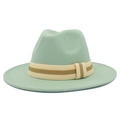 Primer plano de sombrero fedora de lana verde menta con una elegante banda tejida a rayas - Verde menta