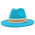 Detalle de sombrero fedora azul brillante de lana con cinta a rayas y ala ancha plana - Azul cielo