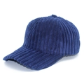 Dettaglio della trama in velluto a coste blu scuro e design a 6 pannelli di un cappellino - Taglia unica / Blu scuro